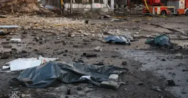 В ГСЧС обнародовали ужасные фото разрушений после ракетного удара по столице