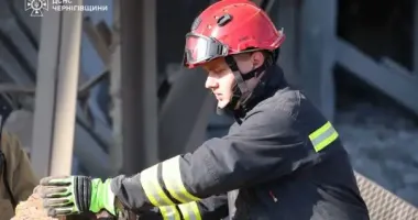 Под завалами еще могут быть люди: в Черниговской области продолжается спасательная операция после атаки россиян