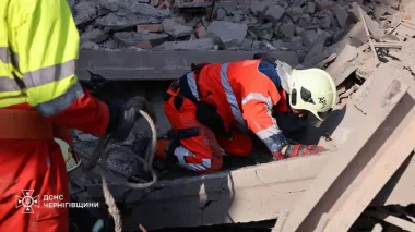 В Чернигове деблокировали тело из-под завалов предприятия, которое атаковала РФ