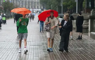Дощі та грози: синоптики розповіли, де українцям чекати на негоду сьогодні