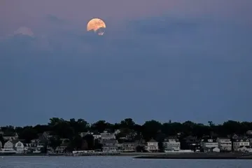 Клубничная Луна: увидят ли украинцы редкое явление