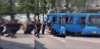 В Киеве произошли столкновения между полицейскими и активистами, которые хотели сорвать акцию ЛГБТК+