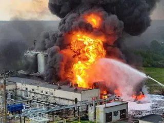 У російському Кстово потужно палав завод — відео