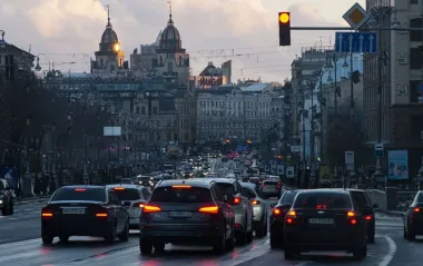 У Києві біля Палацу "Україна" прорив труби: є проблеми з дорожнім рухом
