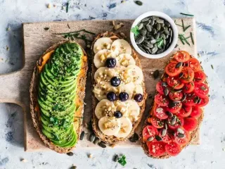 Потрібно їсти жінкам після 45 років: вчені назвали три групи продуктів для схуднення за менопаузи