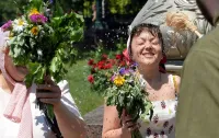 Троица 2025: теплые поздравления с праздником своими словами и в открытках
