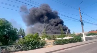 В оккупированном Мелитополе вспыхнул пожар: горит предприятие "Гидромаш" (видео)
