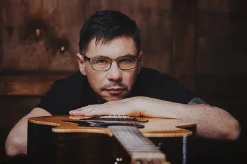 Лесика из DZIDZIO отравили: певцу, пережившему клиническую смерть, нужна операция — журналистка