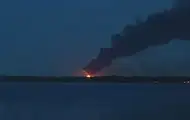 В російському Енгельсі після атаки третій день палає нафтобаза