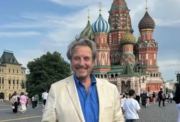 Батько Ілона Маска прилетів до Росії — відома мета