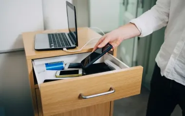 Чи заборонять в українських школах смартфони: позиція освітнього омбудсмена