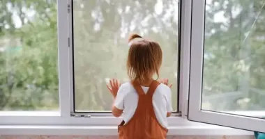 В Україні почастішали випадки падіння дітей з вікон
