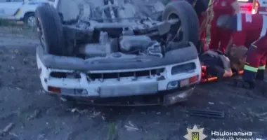 В Тернопольской области автомобиль взлетел с дороги и перевернулся: есть пострадавшие