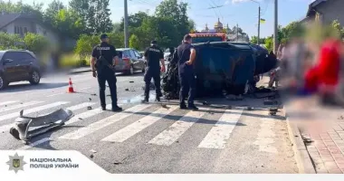 На Прикарпатье пьяный водитель влетел в отбойник: погиб ребенок