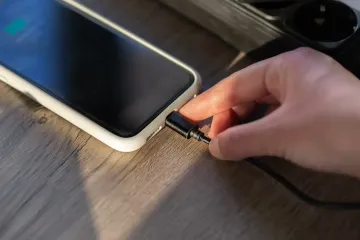 Где нельзя заряжать смартфон: эксперты предупредили об опасности USB-портов