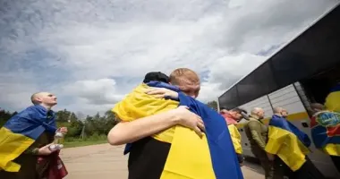 Украинский военнопленный показал шокирующую надпись на своем теле после обмена