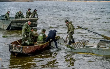 Украинские воины точным ударом уничтожили лодку с оккупантами (видео)