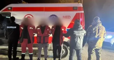 На Закарпатье правоохранители остановили "скорую" с уклонистами