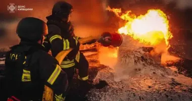 Обстріл Київщини: рятувальники загасили масштабну пожежу