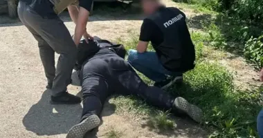 На Буковині затримали двох чоловіків, які за 2000 доларів намагались підкупити прикордонника