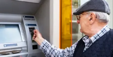 Пенсионеров призывают не хранить деньги на карте: можно остаться без выплат