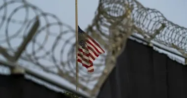 В США тысячи мигрантов, включая украинцев, планируют тайно переместить в Гуантанамо, — СМИ