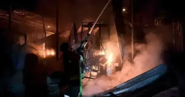 На Сумщині після атаки дрона горів склад із технікою