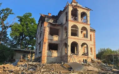 РФ завдала серії авіаударів по Купʼянську: пошкоджено понад 80 будинків (фото)