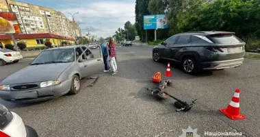 У Черкасах жінка на електросамокаті потрапила в ДТП із легковиком