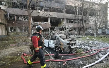 Гімн під уламками: поліція показала порятунок людей з-під завалів у Харкові (відео)