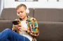 Заборона смартфонів у школах: дітям роз'яснили, чи відбиратимуть телефони