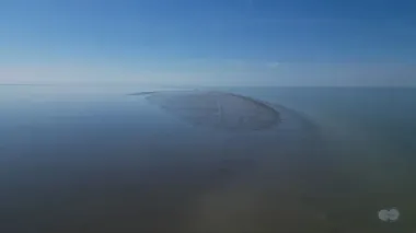 Посреди Каспийского моря неожиданно появился остров, о котором никто не знал: откуда он взялся