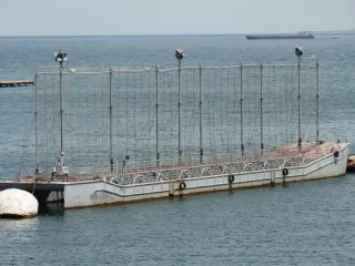 В оккупированной Керчи россияне прикрыли бухту завода "Залив" корабельным щитом (фото)