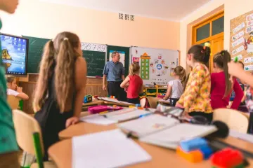 "Матрешка" как раскраска: мать будущей первоклассницы возмутила тетрадь с символикой РФ (фото)