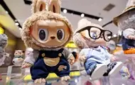 Гигантскую игрушку Лабубу продали за рекордную сумму
