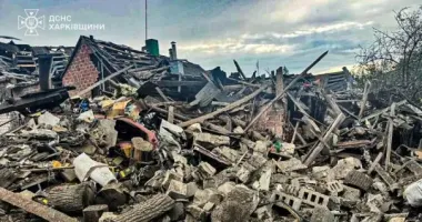 В ГСЧС показали, как из-под завалов в Золочеве спасли мать с ребенком