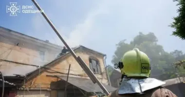 В Одесі з палаючого будинку врятували жінку