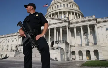 В США сенатора грубо закували в кайданки на пресконференції: що сталося