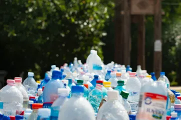 Из пластиковых бутылок добыли водород: помогла солнечная энергия