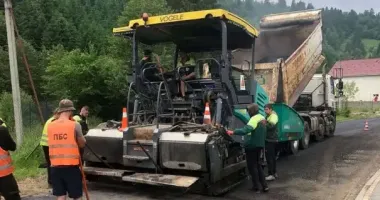 На Закарпатті ремонтують дорогу до Говерли