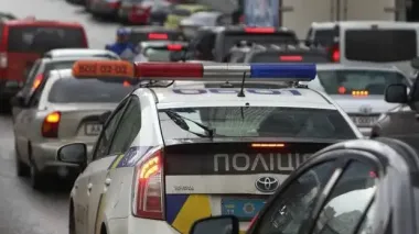 Патрульна машина "висить на хвості" без сирени – це пастка? Як водіям поводитися на дорозі