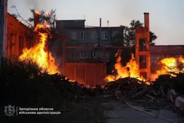 В Запорожье ликвидируют последствия российской атаки (фото)