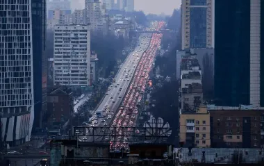 У Києві перекрили дві дороги та зачинено станцію метро: де діють обмеження