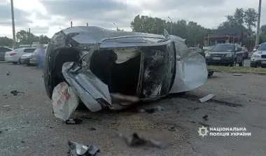 В Полтаве Tesla влетела в автостоянку: пятеро пострадавших (фото)