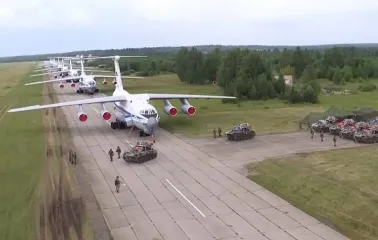 Как перед нападением на Украину в 2022 году: Россия доставляет в Беларусь военные грузы (инфографика)