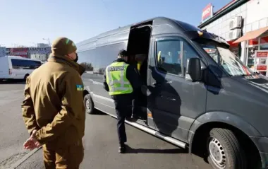 Відбирають телефони та "пакують" у бусики: нардеп зізнався, чи отримують ТЦК укази "зверху"