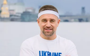 Пробежал 10 км на протезе. 5 фактов о ведущем-ветеране Александре Швачке, которые вдохновят каждого