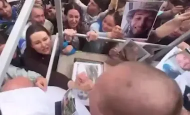 "Господи, вернули!": щемящая реакция сестры на возвращение брата из плена