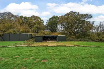 В Британии продают дом-аэропорт с собственной взлетно-посадочной полосой (фото)