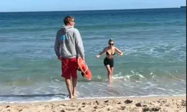 Женщина наслаждалась плаванием, пока спасатель не указал на то, что скрывалось под водой